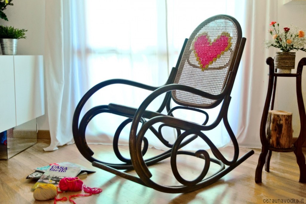 Le sedie rivestite con i quadri a punto e croce, l'idea per riciclare –  Casa e Trend