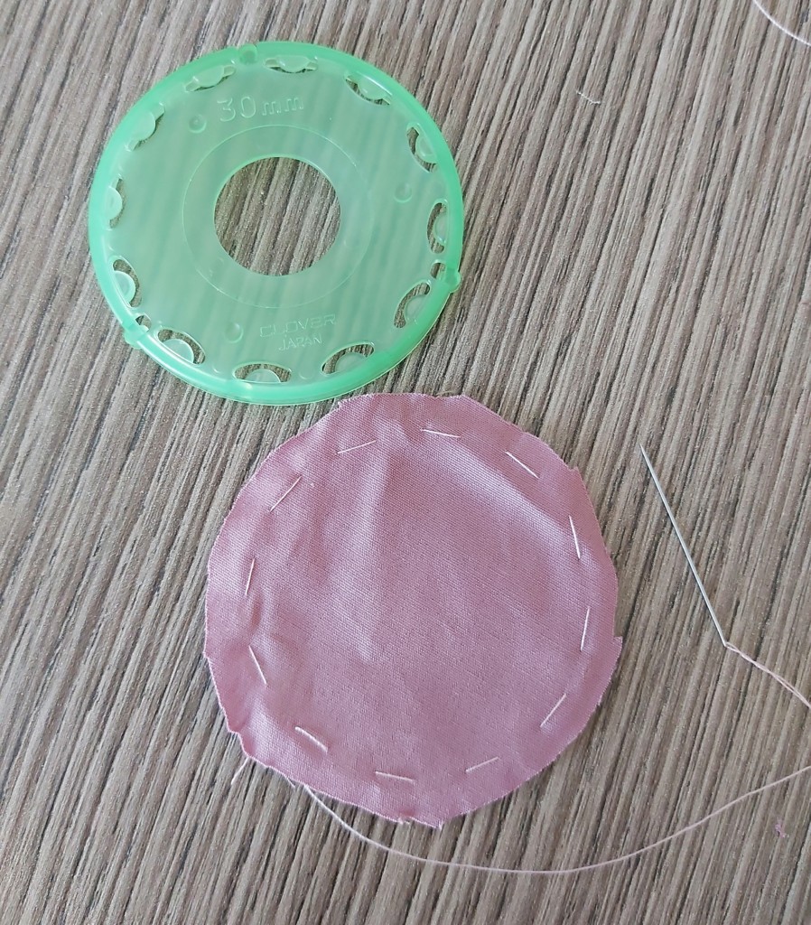 Riciclare stoffe vecchie per creare gli yo-yo di stoffa