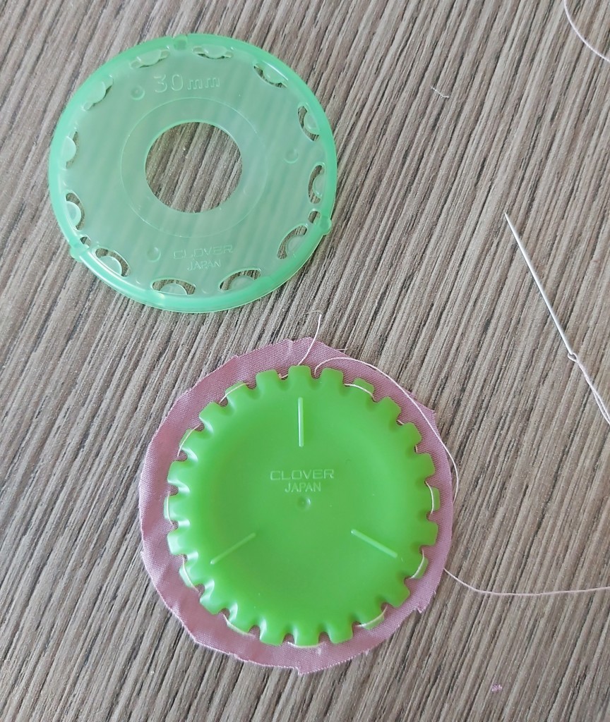 Riciclare stoffe vecchie per creare gli yo-yo di stoffa